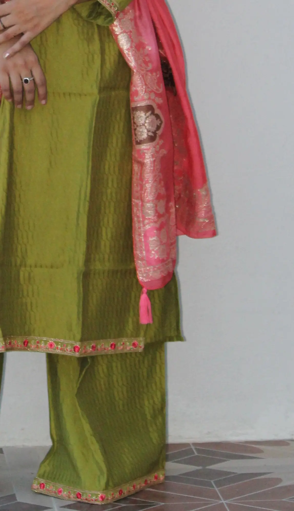 /storage/photos/1/Products/Suit/mehendi green stylish (13).webp